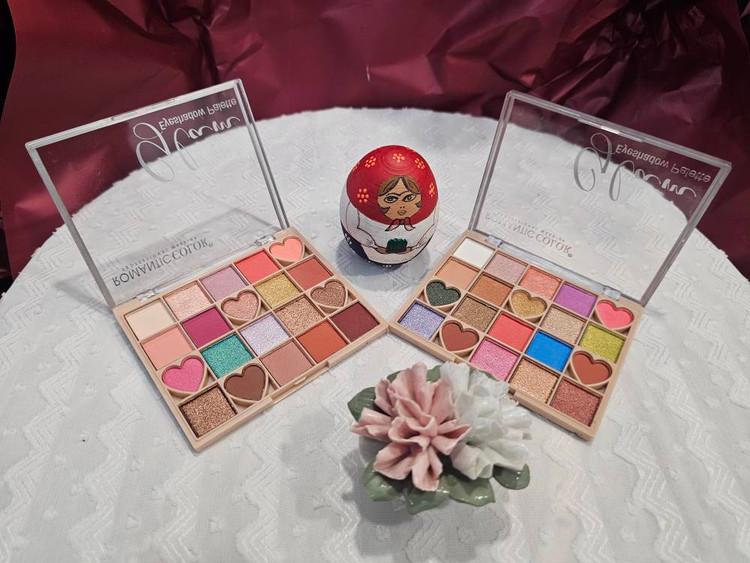 پالت سایه 20 رنگ Romantic Color مدل قلبی